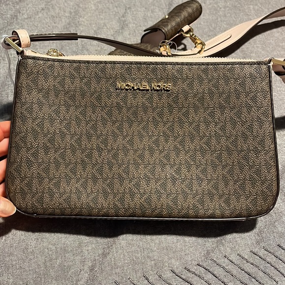 Michael Kors Jet Set Travel Purse with coin purses - Picture 4 of 17